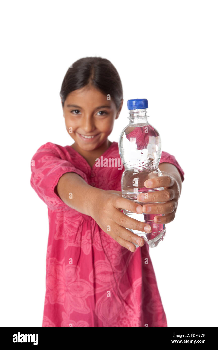 Giovane ragazza adolescente che mostra una bottiglia di acqua fresca su sfondo bianco Foto Stock