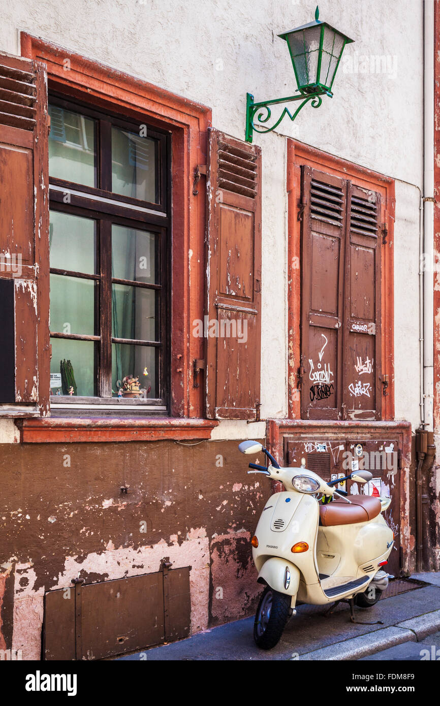 Un Piaggio Vespa scooter in Altstadt trimestre della città universitaria di Heidelberg. Foto Stock