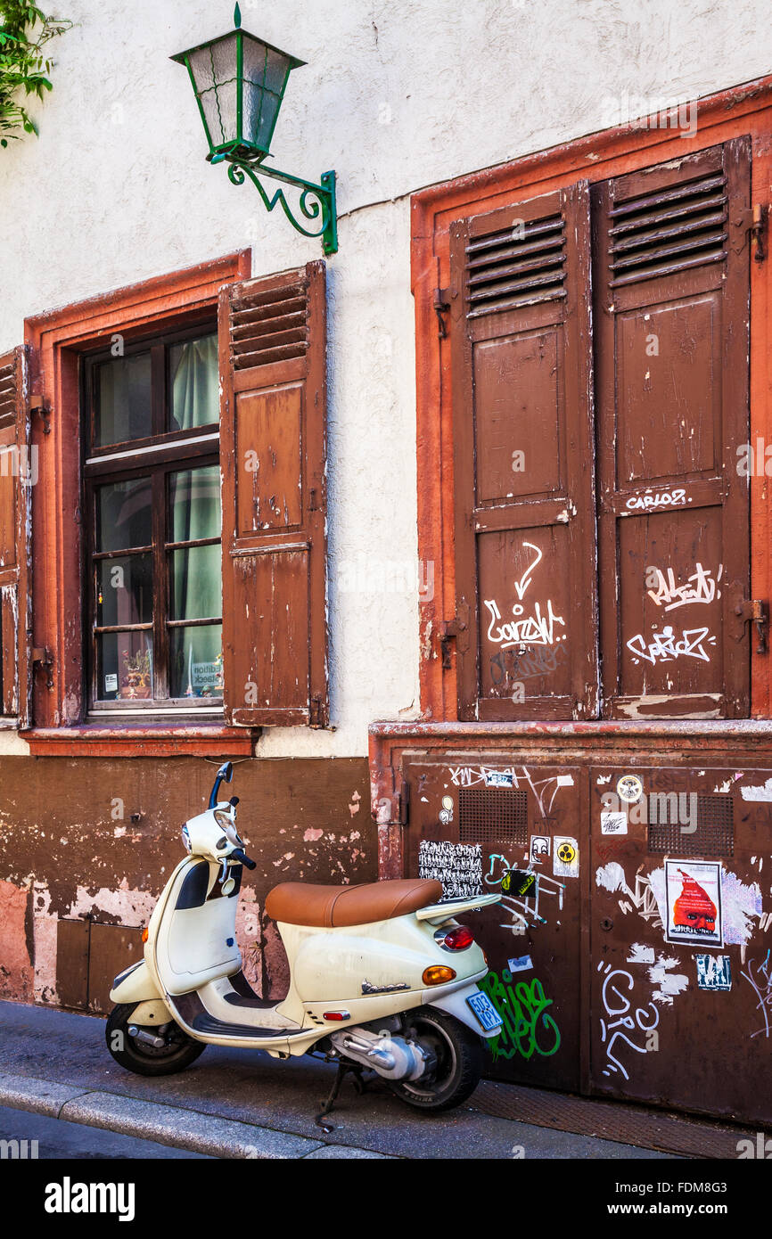 Un Piaggio Vespa scooter in Altstadt trimestre della città universitaria di Heidelberg. Foto Stock