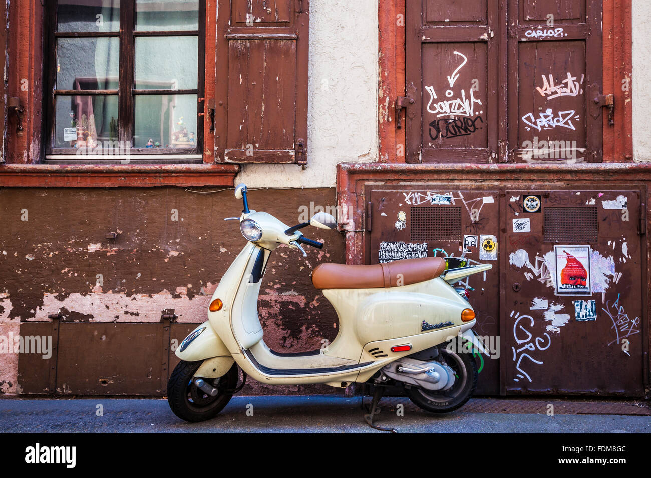 Un Piaggio Vespa scooter in Altstadt trimestre della città universitaria di Heidelberg. Foto Stock