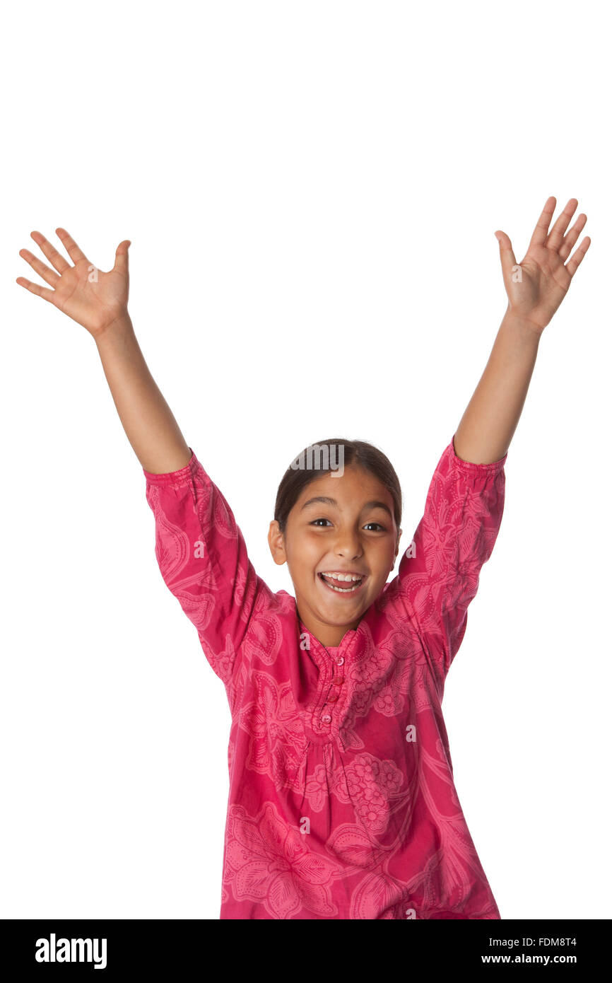 Giovane ragazza felice con le mani in alto su sfondo bianco con una stanza per il testo Foto Stock