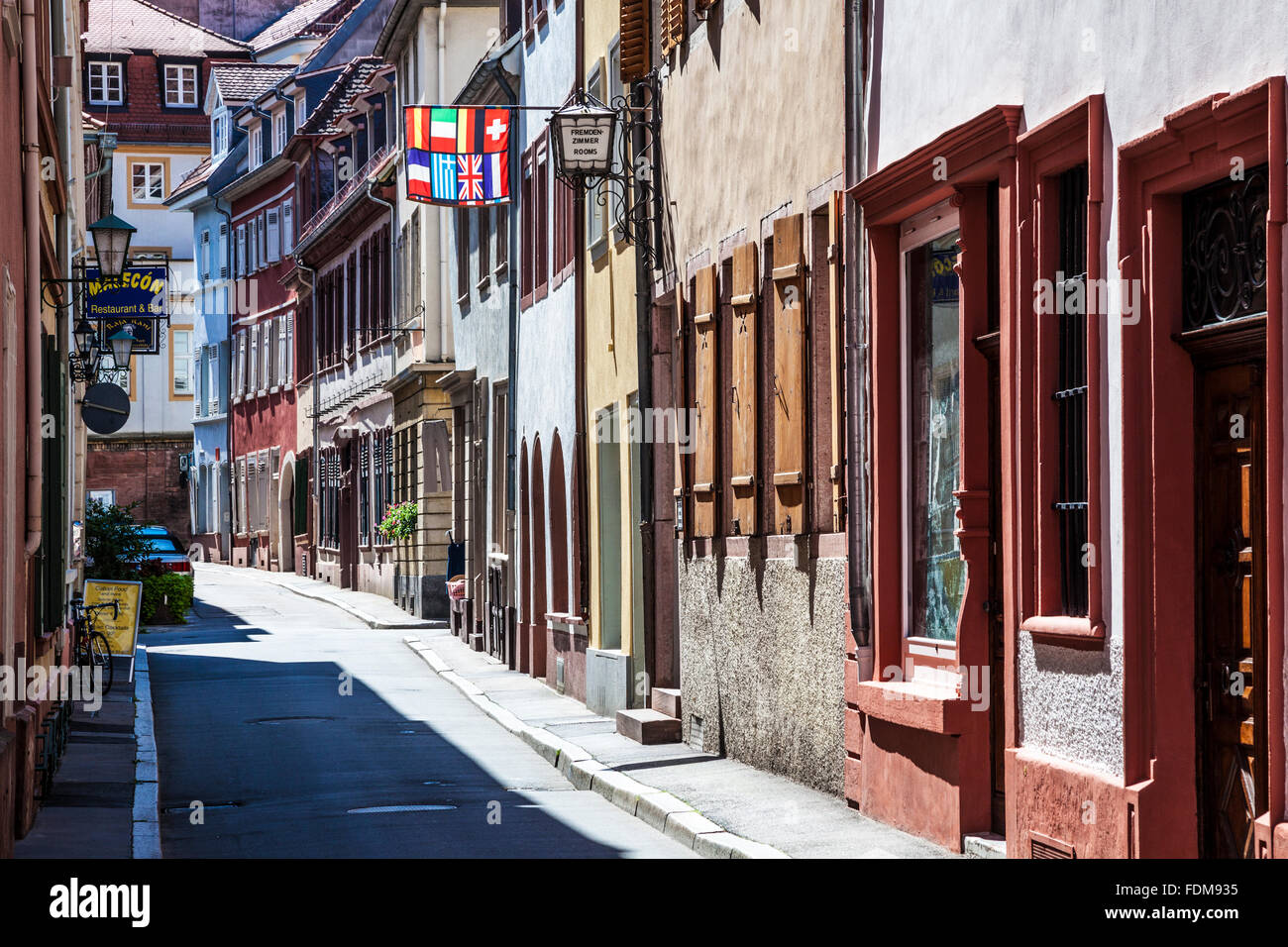 Mittelbadgasse, una graziosa stradina nel centro storico quartiere della città universitaria di Heidelberg. Foto Stock