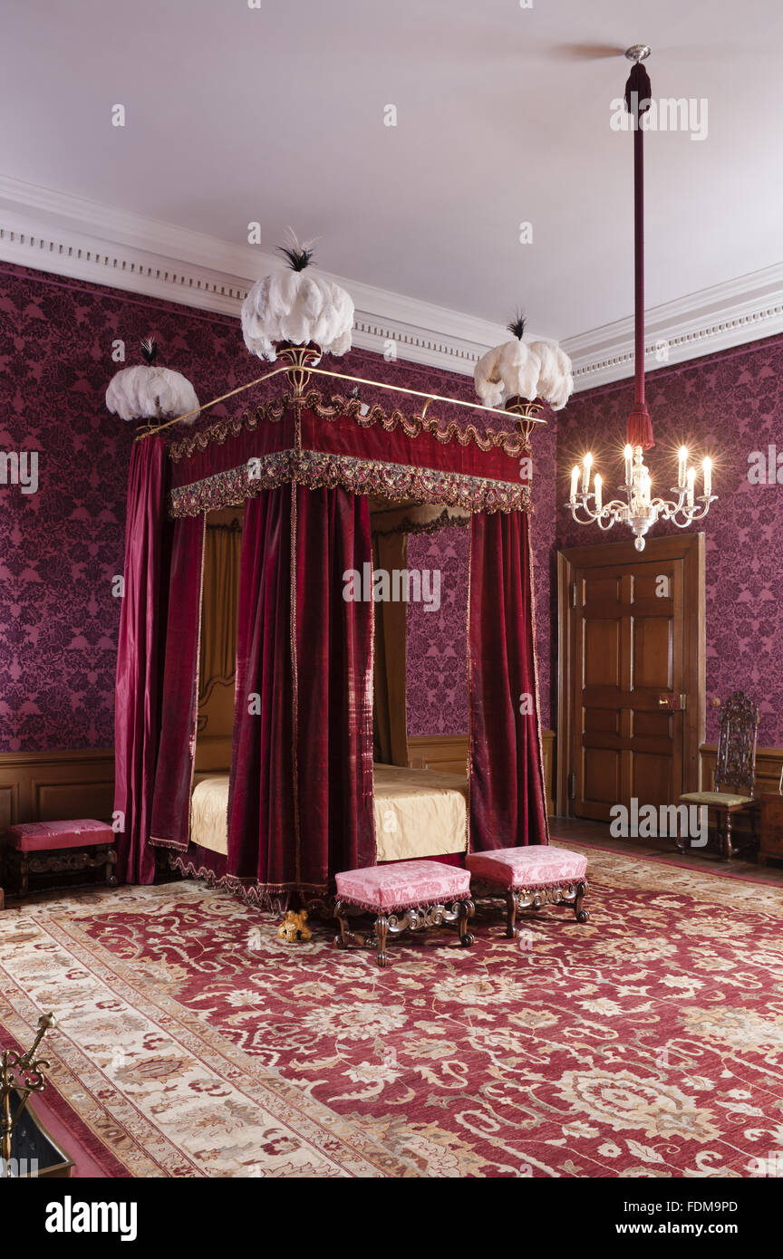 Lo stato letto che risale al 1685 nel Queen Anne camera presso Dunham Massey, Cheshire. Il letto è stato sottoposto ad un lungo periodo di restauro. I pennacchi sono fatte di struzzo e airone di piume. Foto Stock