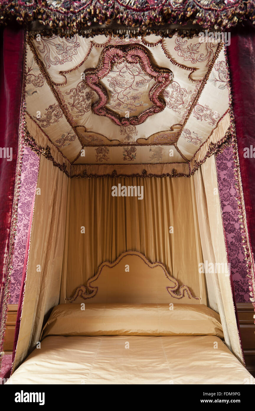 Il tester dello stato letto in Queen Anne camera presso Dunham Massey, Cheshire. Il letto risale al 1685 e il letto è stato sottoposto ad un lungo periodo di restauro. Foto Stock