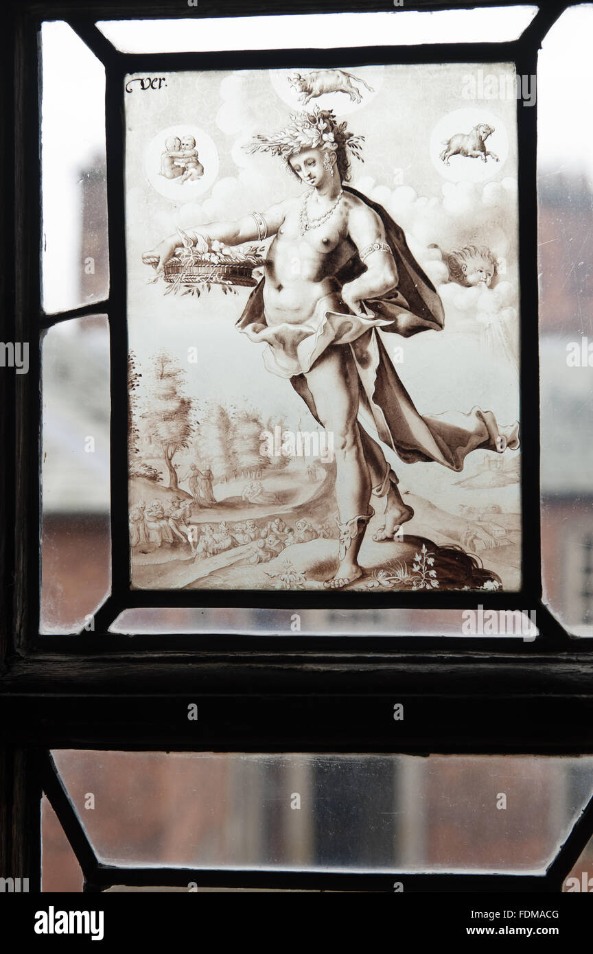 Il vetro macchiato pannello nella finestra della libreria in corrispondenza Dunham Massey, Cheshire. Ci sono macchiate di pannelli di vetro nelle parti superiori delle tre finestre di libreria; essi sono del XVII secolo, e prevalentemente fiamminga. Foto Stock