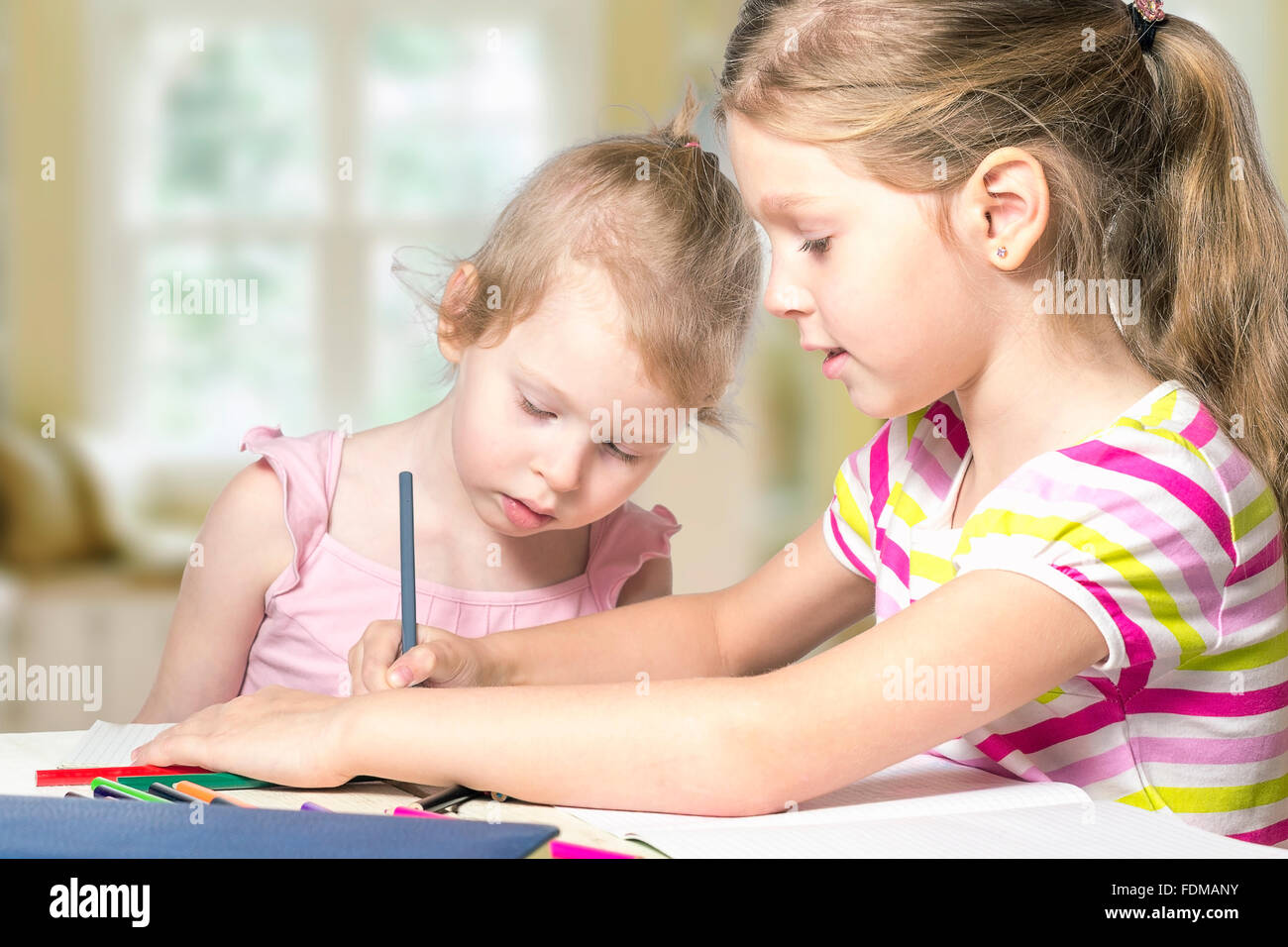 Bambini ragazza sorelle fare i compiti per la scuola primaria Foto Stock