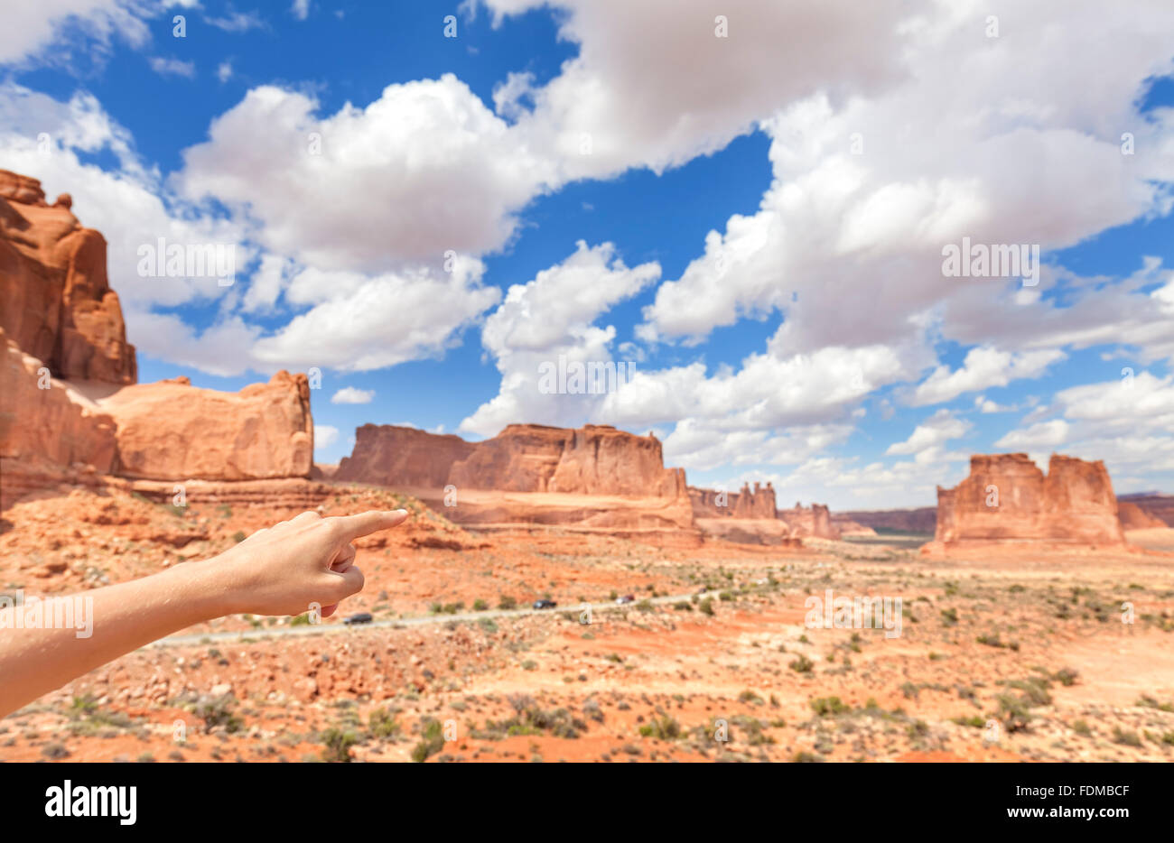 Il dito puntato all orizzonte nel Parco Nazionale di Canyonlands, profondità di campo, Utah, Stati Uniti d'America. Foto Stock