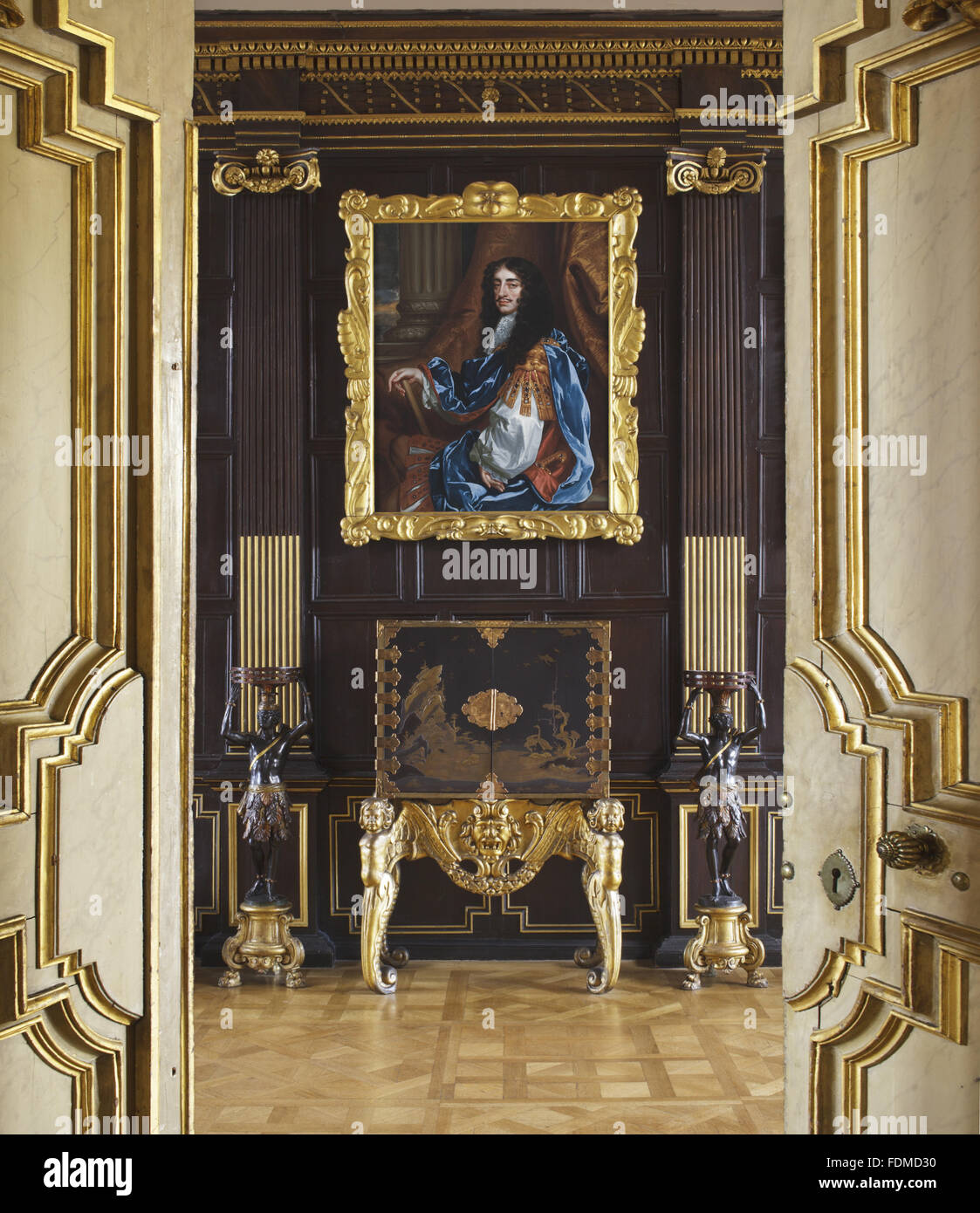 Vista la lunga galleria con il ritratto del re Carlo II dopo Peter Lely e una lacca giapponese mobile su un olandese stand dorato, a casa di prosciutto, Surrey. Foto Stock