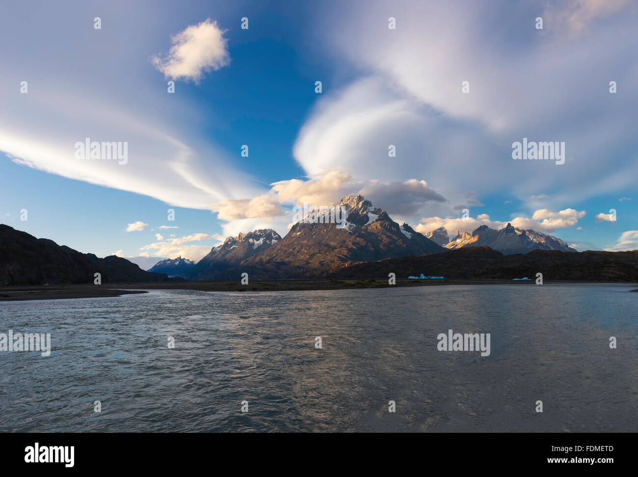 Cuernos del Paine e lago grigio al tramonto, Parco Nazionale di Torres del Paine Patagonia cilena, Cile Foto Stock