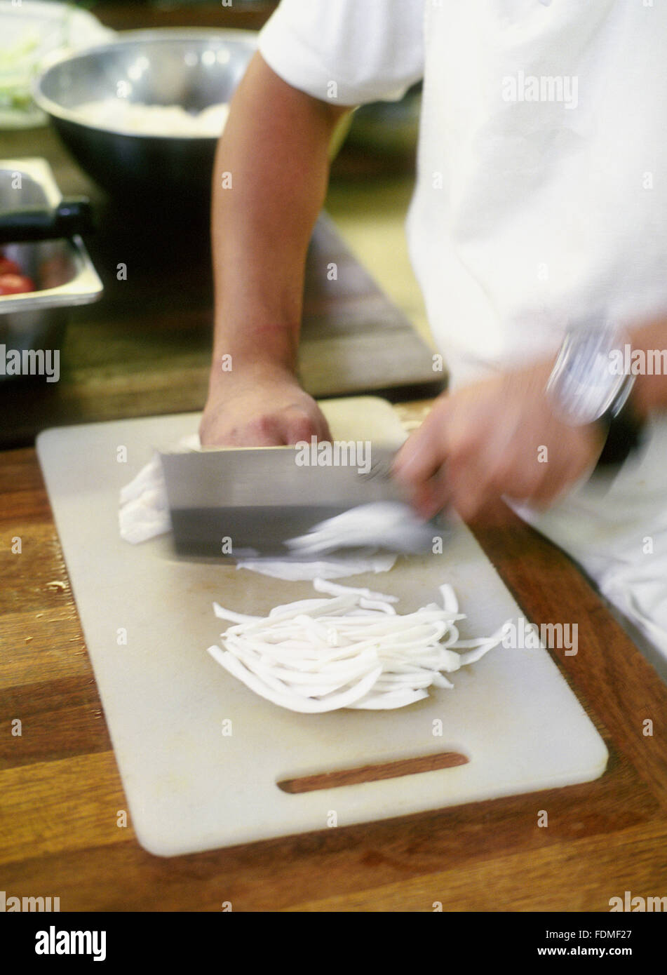 Una cucina tagli helper cipolle in cucina presso Il Farm at San Benito, Filippine. Foto Stock