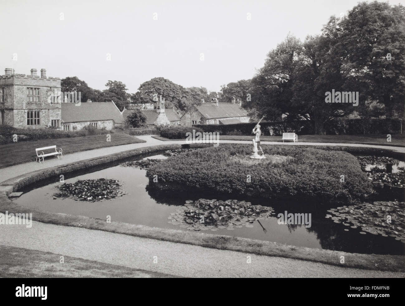 Bianco e nero fotografia archivio della statua del Nettuno (ora a Castle Ward) in Cotehele giardino superiore, Cotehele, Cornwall. Foto Stock