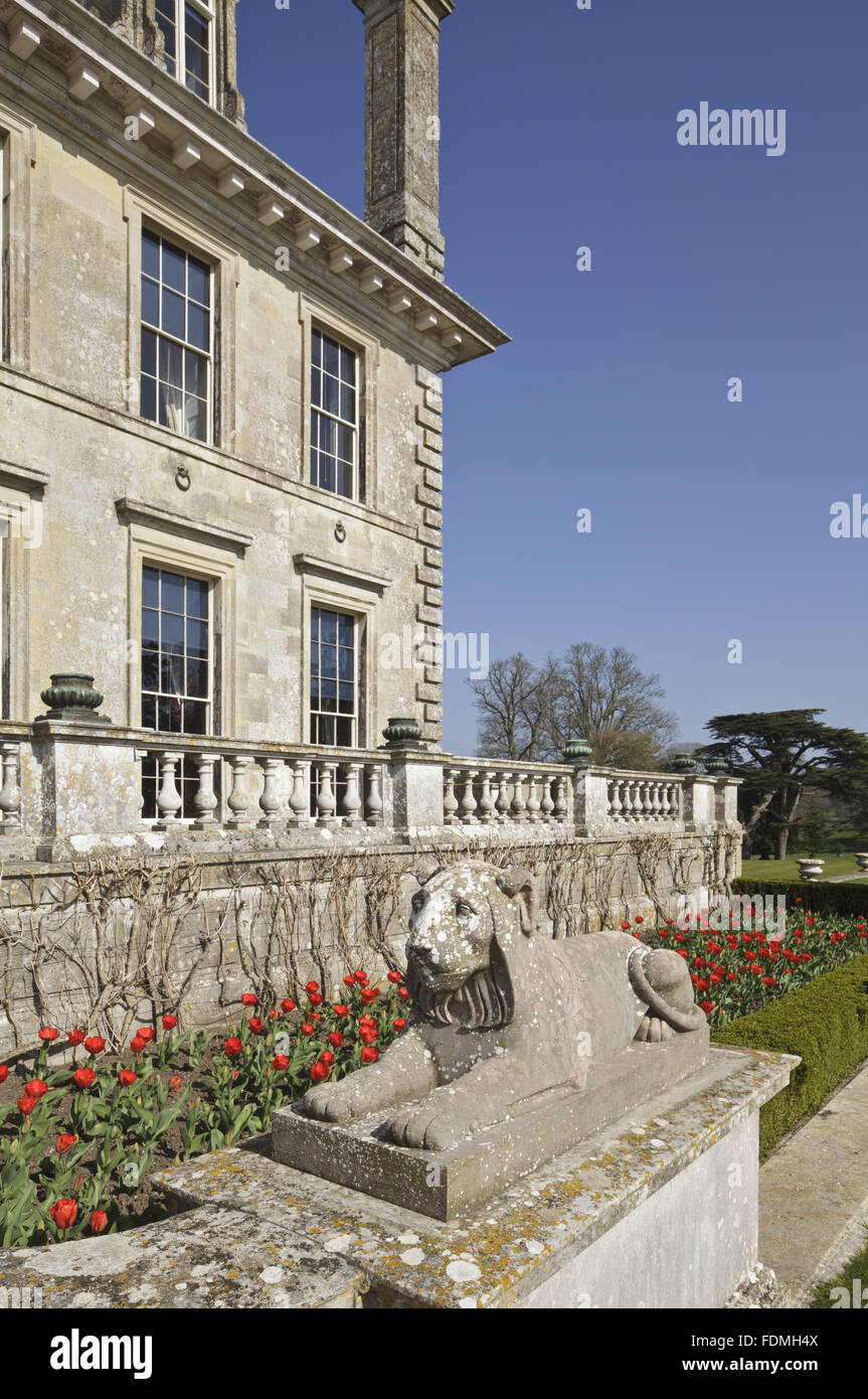 Leone di pietra sul fronte sud a Kingston Lacy, Dorset. Foto Stock