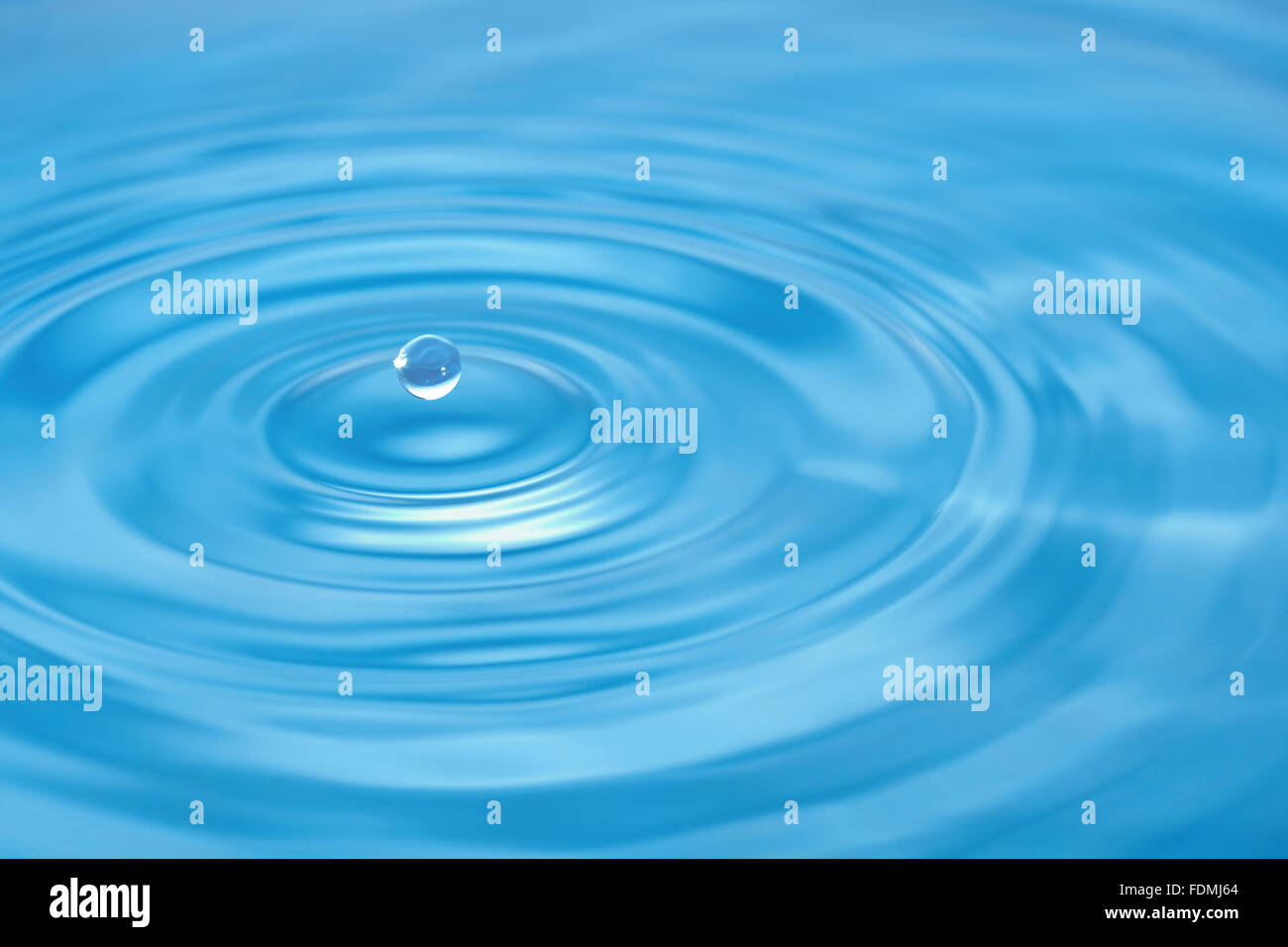 Una goccia di cadere nell'acqua. Foto Stock