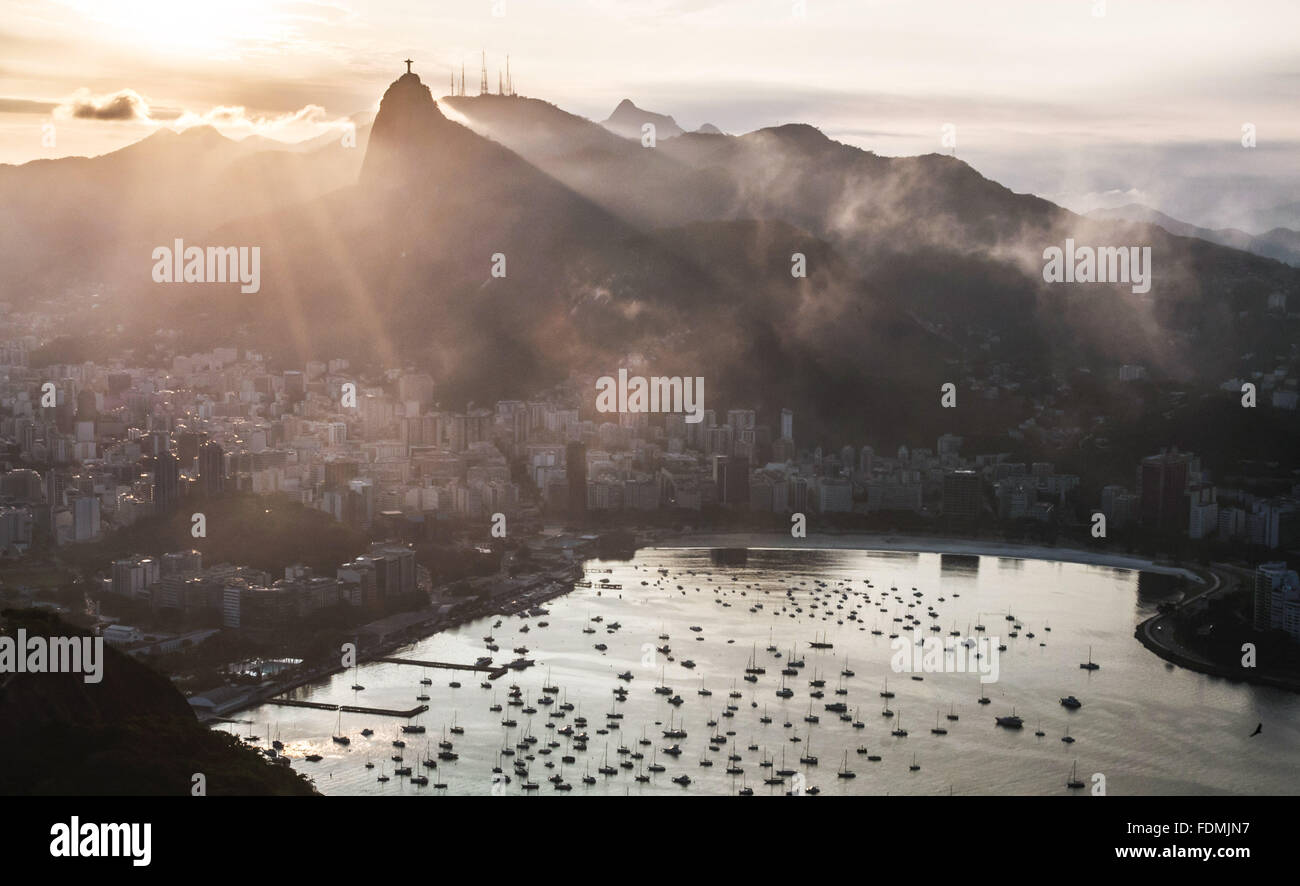 Nel tardo pomeriggio a Botafogo Bay - Monte Corcovado e Cristo Redentore Foto Stock