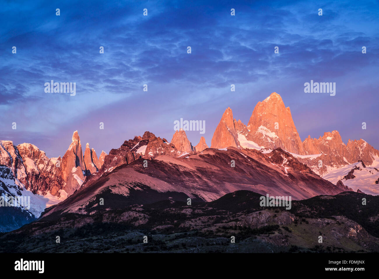 Paesaggio con il Monte Fitz Roy e Cerro Torre all'alba Foto Stock Paesaggio con il Monte Fitz Roy e Cerro Torre all'alba Foto Stock