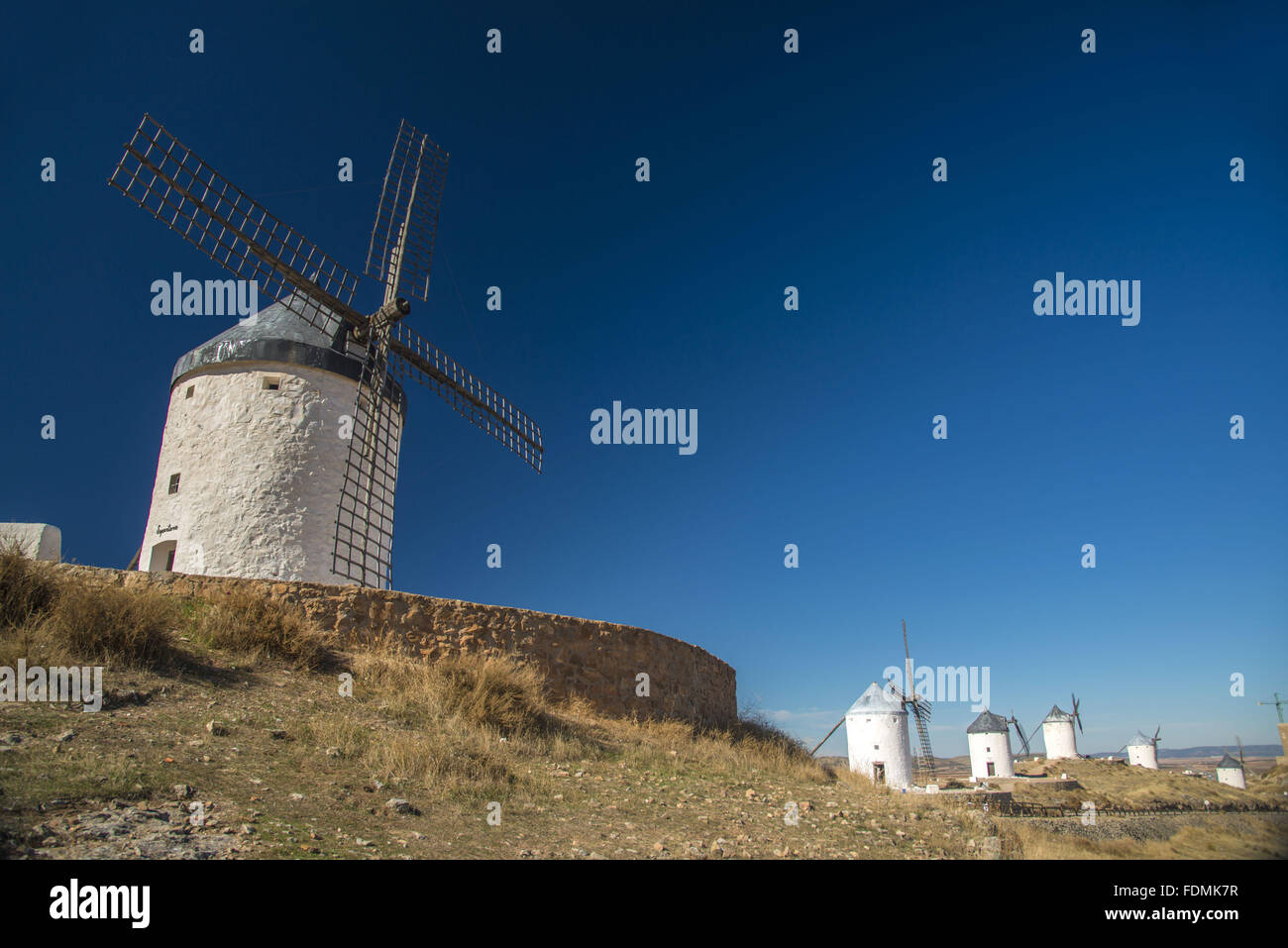 A Consuegra e i tipici mulini a vento per il lavoro che ha ispirato Cervantes Don Quijote de La Mancha Foto Stock A Consuegra e i tipici mulini a vento per il lavoro che ha ispirato Cervantes Don Quijote de La Mancha Foto Stock