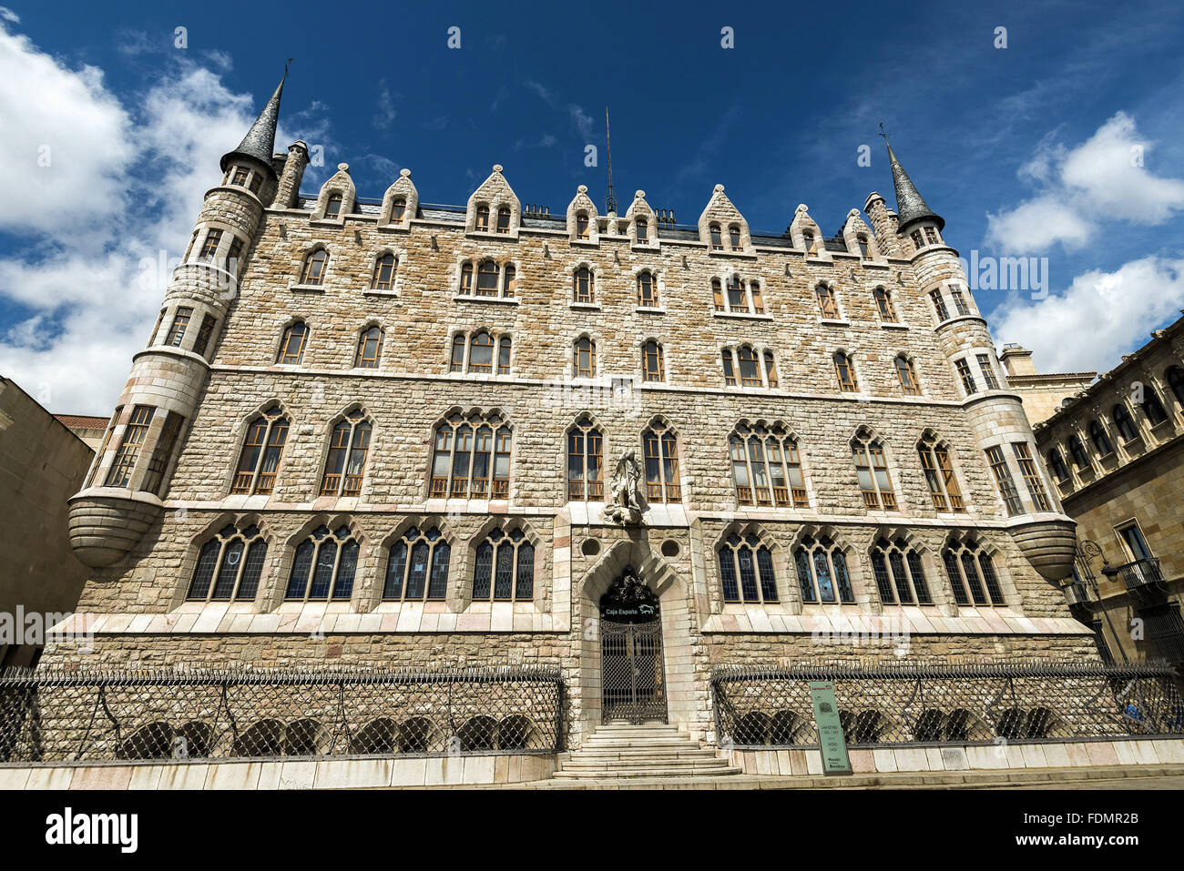 Casa de los Botines progettato da Antoni Gaudi - costruzione 1893 in blocchi di calcare Foto Stock