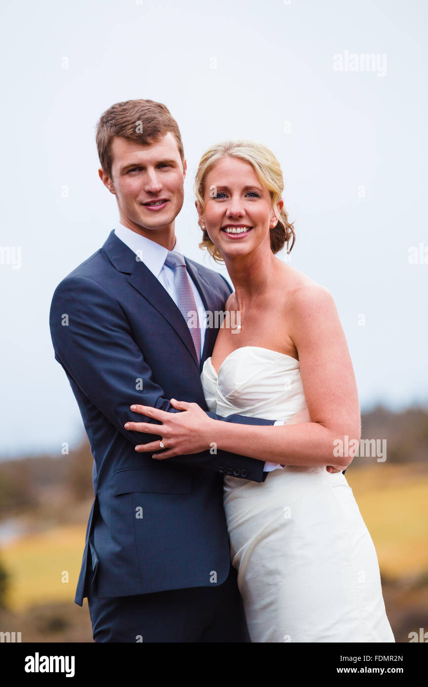 Oregon centrale giorno di nozze ritratto dello sposo e della sposa all'aperto d'inverno. Foto Stock