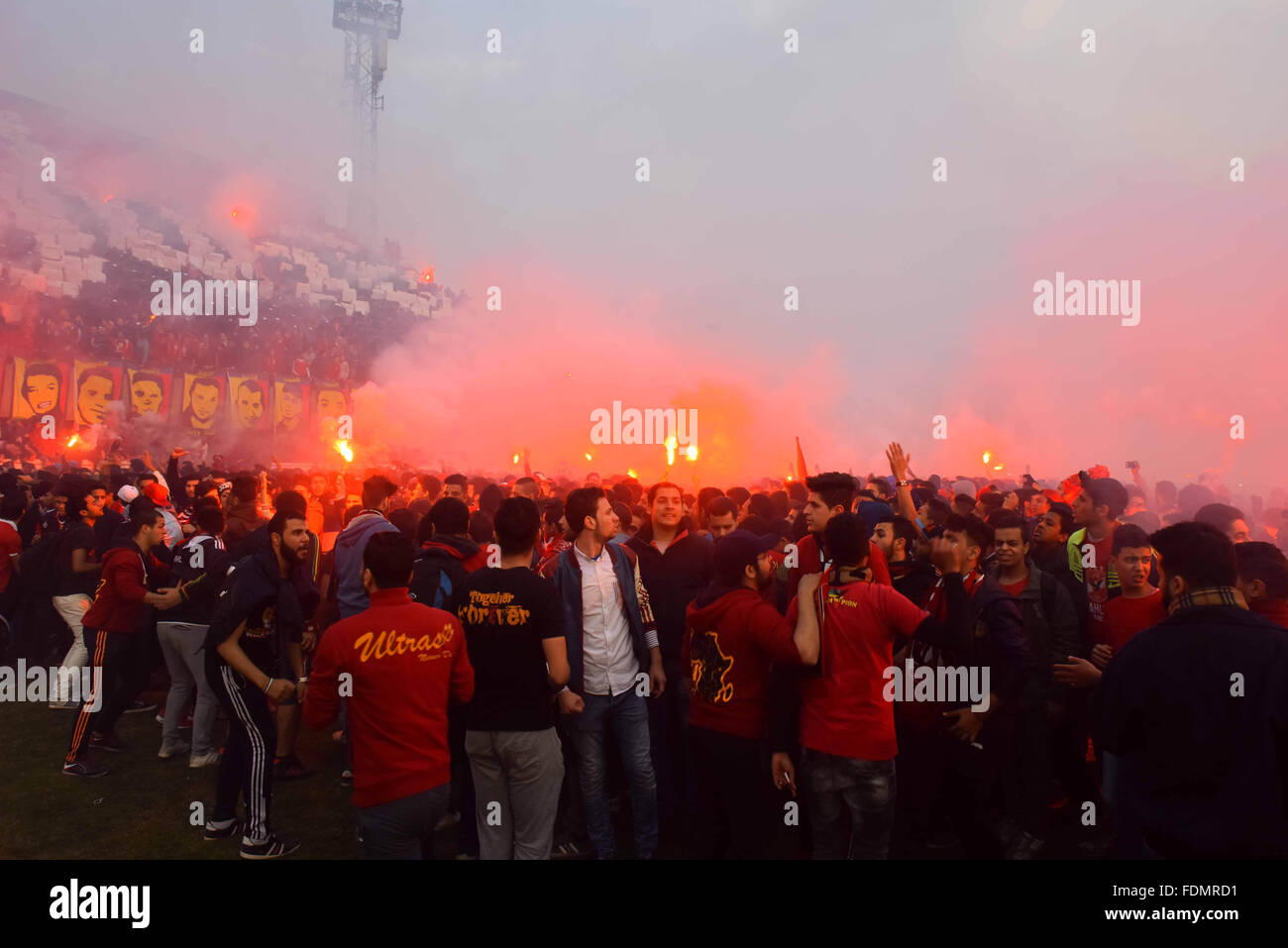 Il Cairo, Egitto. Il 1° febbraio 2016. Al Ahly ventole, noto anche come ''Ultras'', luce flares e gridare slogan di al-Ahly club la formazione stadium segnando il 18-23 ottobre 2004 - quarta anniversario dell uccisione di al-Ahly ventole in quanto noto come ''Porta detto massacro"", il 1 febbraio 2016. Il 1 febbraio 2012, una massiccia sommossa si è verificata a Port Said Stadium nel porto di detta città, Egitto, a seguito di un egiziano Premier League football match tra El Masry e El Ahly club. Almeno 74 persone sono state uccise e più di 500 feriti dopo migliaia di El Masry spettatori assalto lo stadio si alza e il passo (credito immagine: Foto Stock