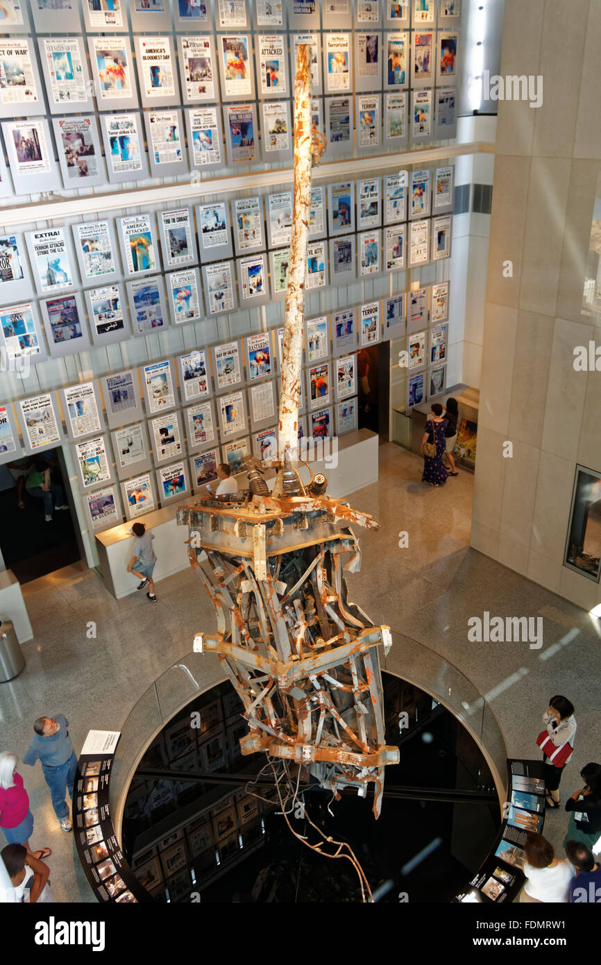 Vista interna del Newseum di Washington DC con un display dotato di una torre radio da la torre Nord del World Trade Center Foto Stock
