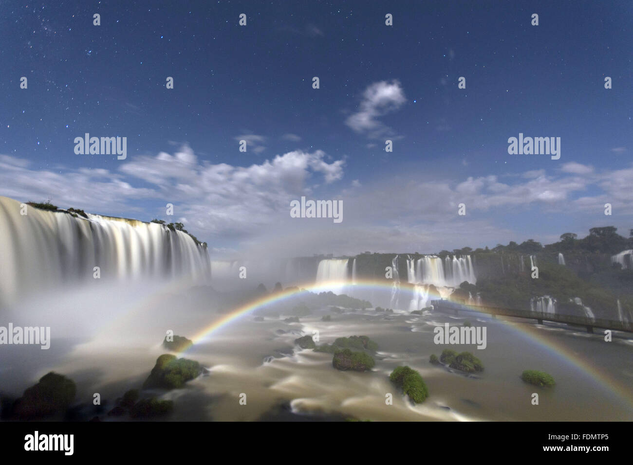 Notte rainbow formata dalla luce della luna piena del Iguaçu Falls Foto Stock