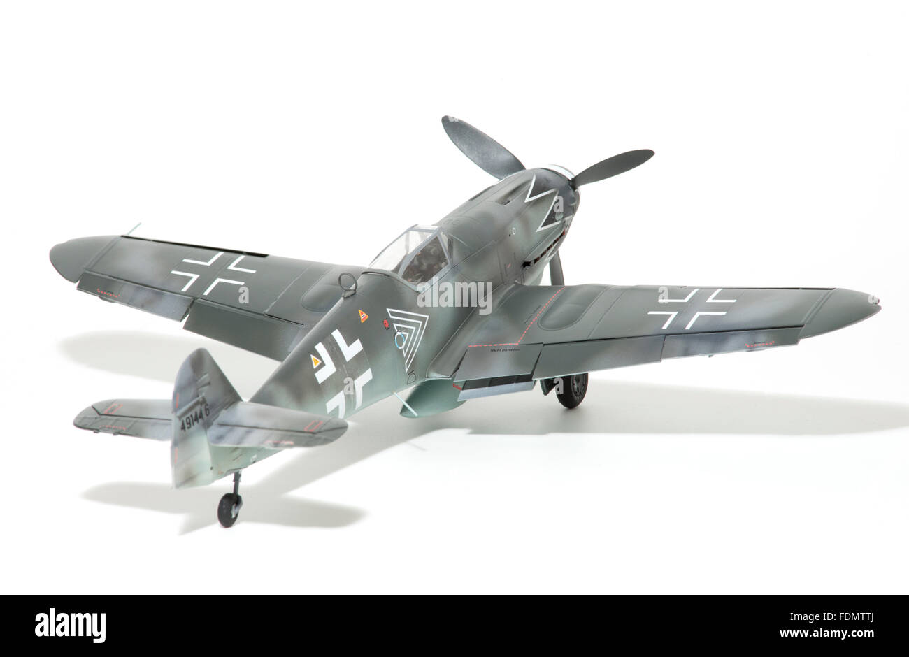 Messerschmitt Bf109G-10 Erla, Luftwaffe marcature. 1:32 fine modello in scala su bianco di sfondo per studio. Foto Stock