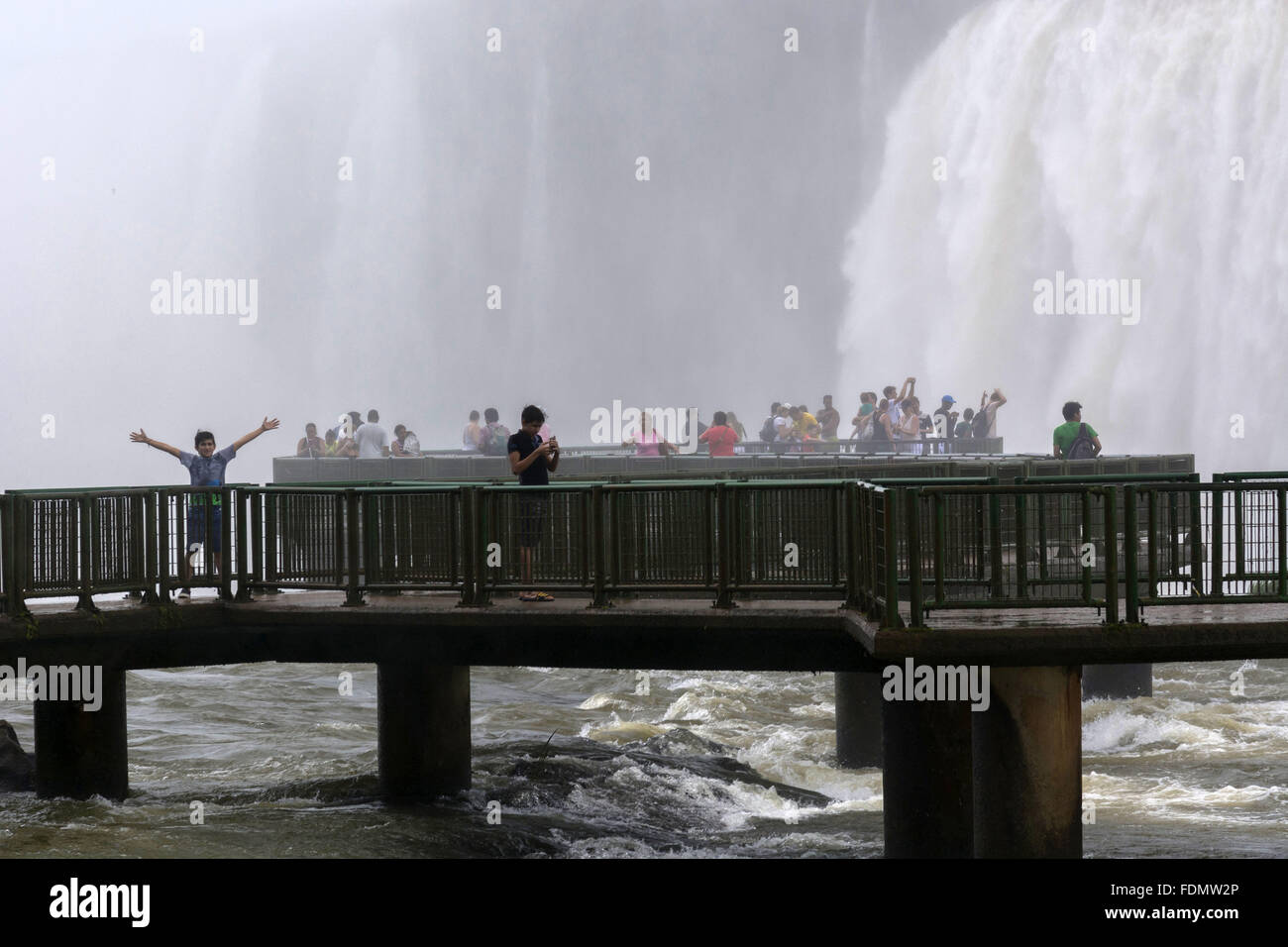 I turisti includono il Iguaçu Falls Foto Stock