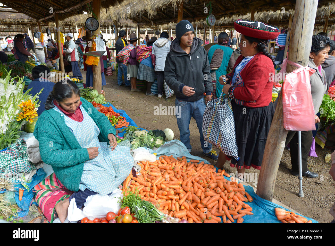 Chinchero, Perù - Settembre 20, 2015: le donne non identificati con gli abiti tradizionali nel mercato di Chinchero, Perù. Foto Stock