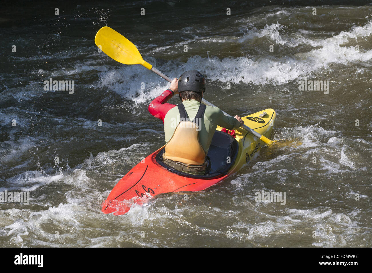 Il Rafting sul fiume Paranhana - canoeist giù rapide Foto Stock