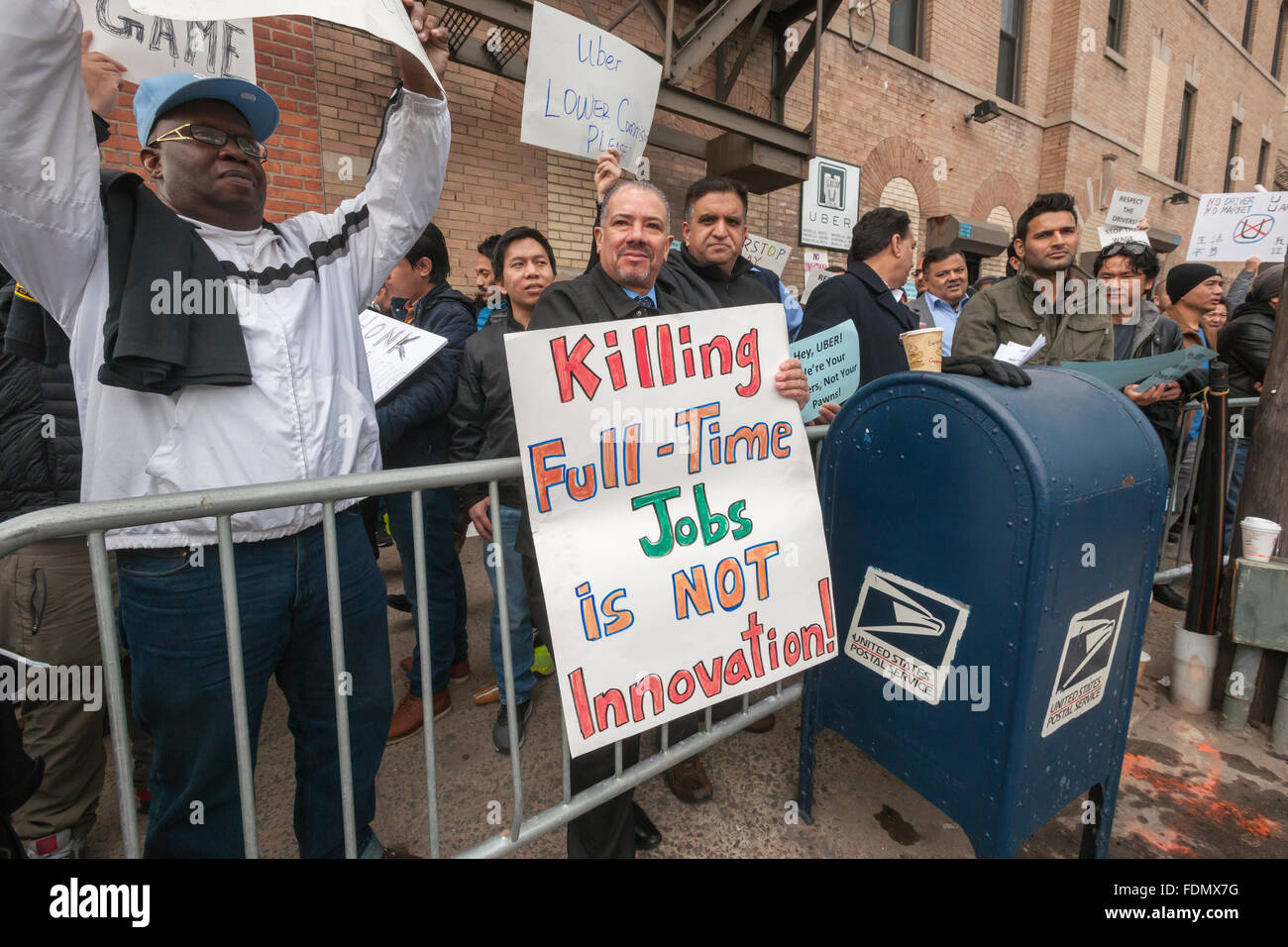 New York, Stati Uniti d'America. Il 1 febbraio, 2016. Diverse centinaia di Uber driver e i loro sostenitori sciopero di fronte Uber il Queens uffici a New York lunedì, 1 febbraio 2016. I driver sono sconvolti in Uber la recente riduzione del 15% delle tariffe significato meno soldi per i piloti. Uber sostiene che il taglio vi consente di aumentare il volume e i piloti avranno meno tempi di inattività. Credito: Richard Levine/Alamy Live News Foto Stock