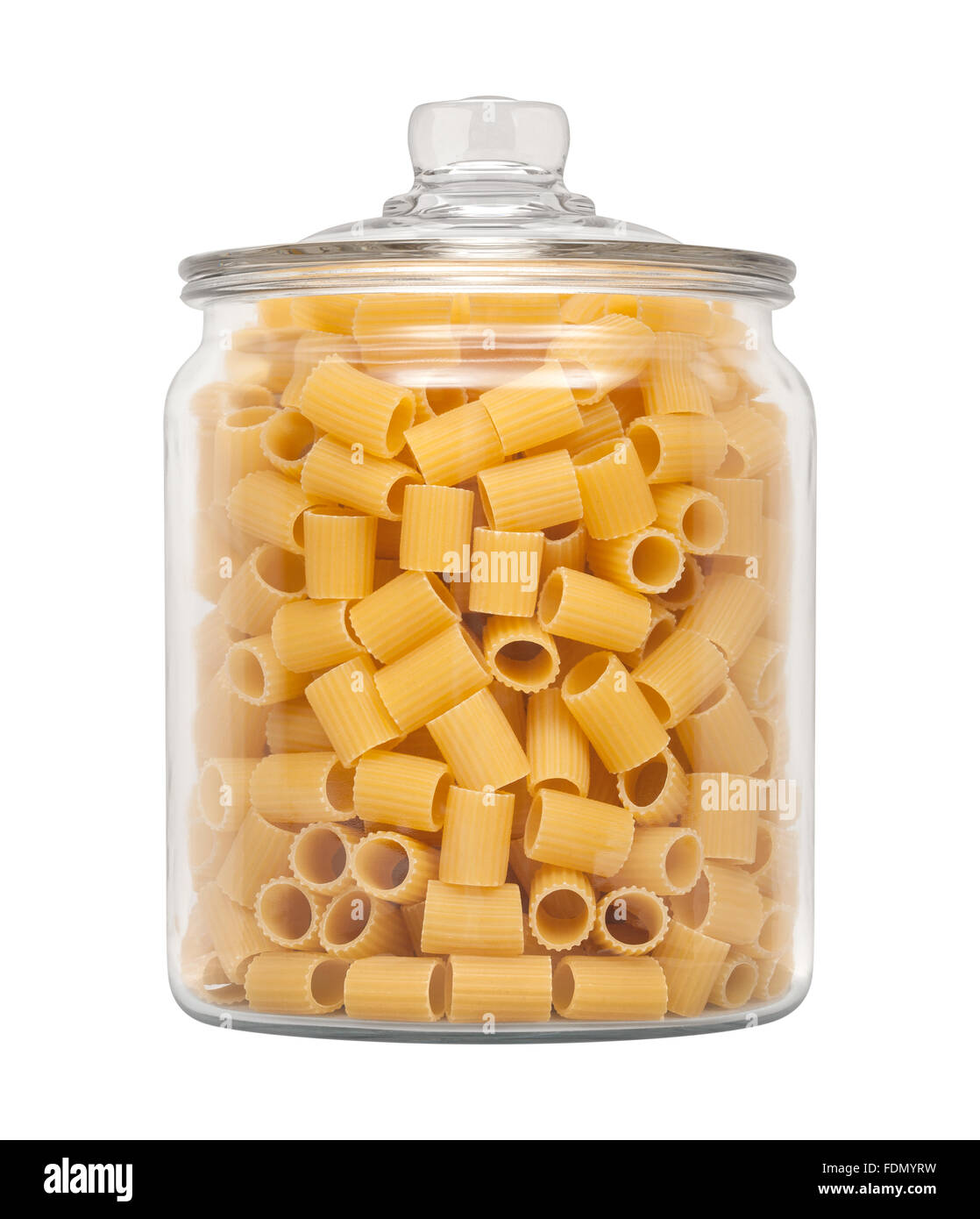 Rigatoni Pasta in un bicchiere speziale Jar. L'immagine è tagliata, isolato su uno sfondo bianco. Foto Stock