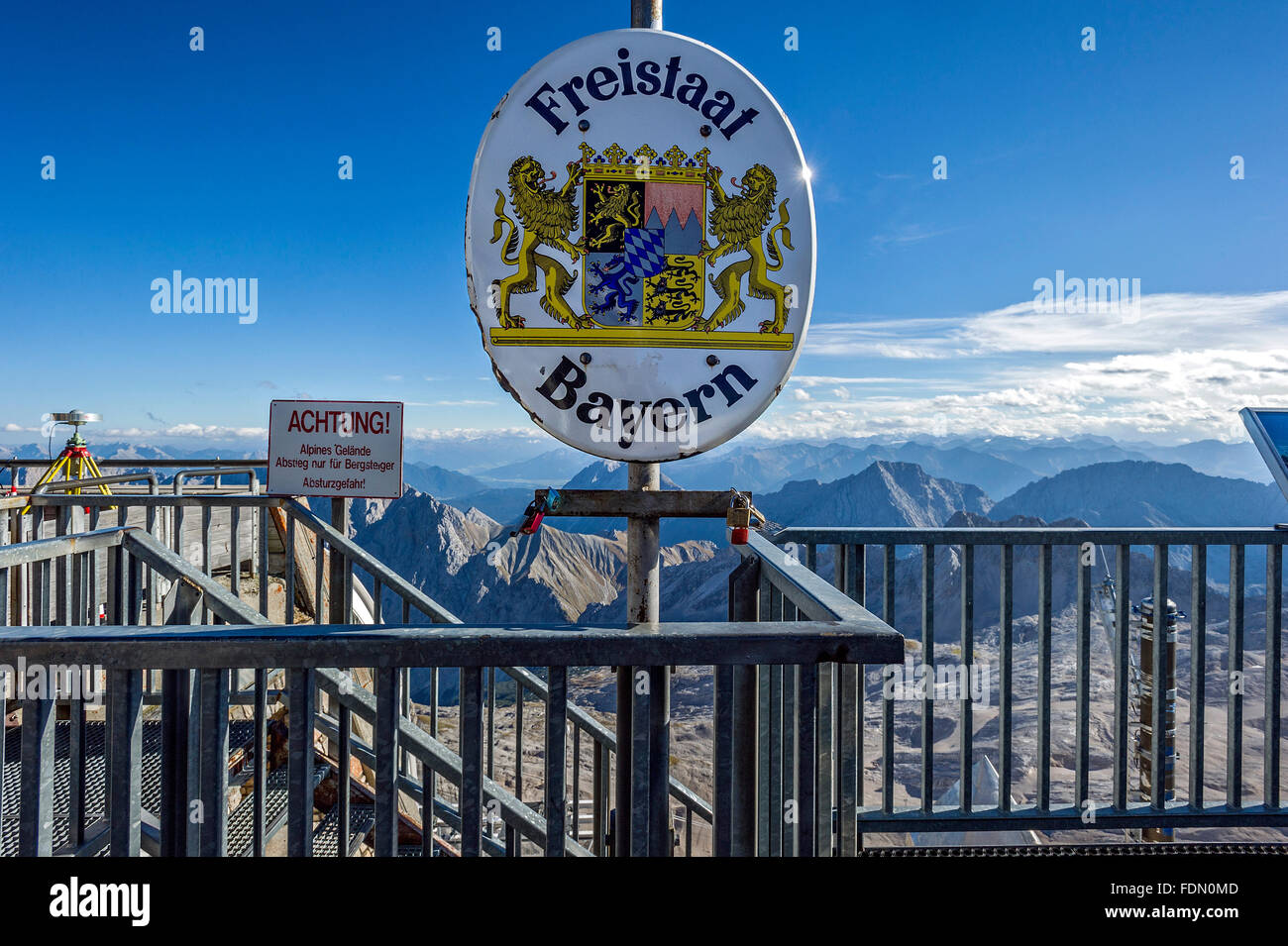 Dello stato libero di Baviera, segnaletica al confine tra Austria e Germania, Zugspitze, Garmisch-Partenkirchen, Wetterstein Alpi, Foto Stock