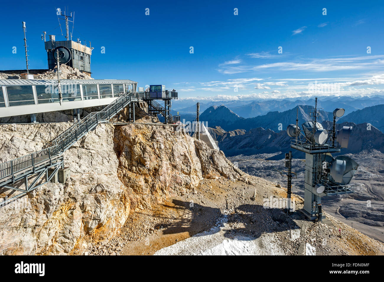 Stazione meteorologica, Telekom Austria trasmettitore al vertice di Zugspitze, Garmisch-Partenkirchen, Wetterstein, Alpi Alto Adige Foto Stock