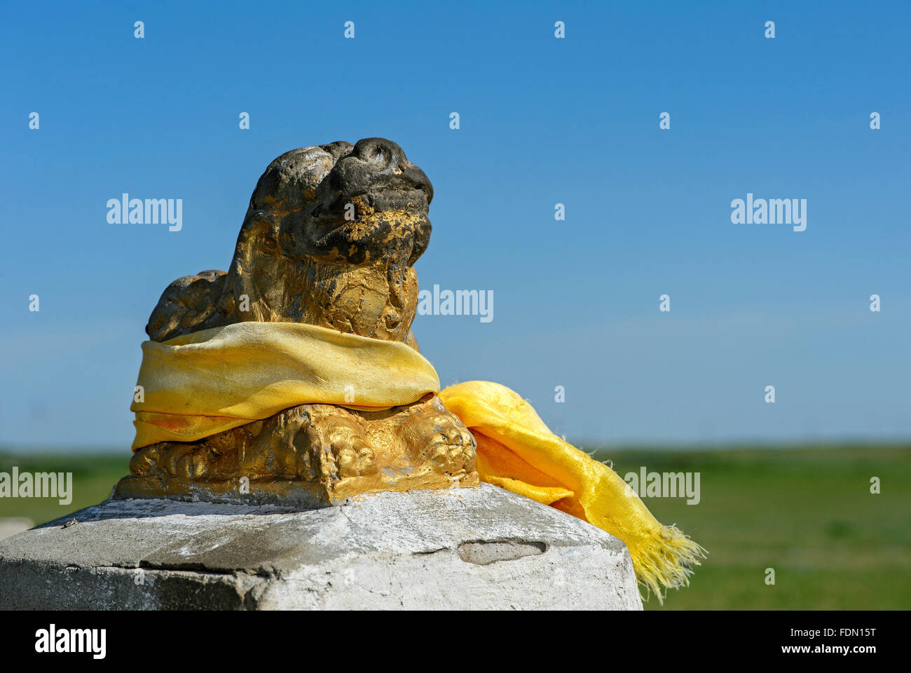 Scultura di Lion con giallo preghiera scialle, Khata, Erdene Zuu monastero, Kharkhorin, Sito Patrimonio Mondiale dell'UNESCO, Orkhon Valley Foto Stock