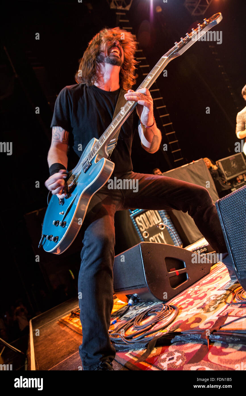 Dave Grohl a suonare la chitarra Foto stock - Alamy