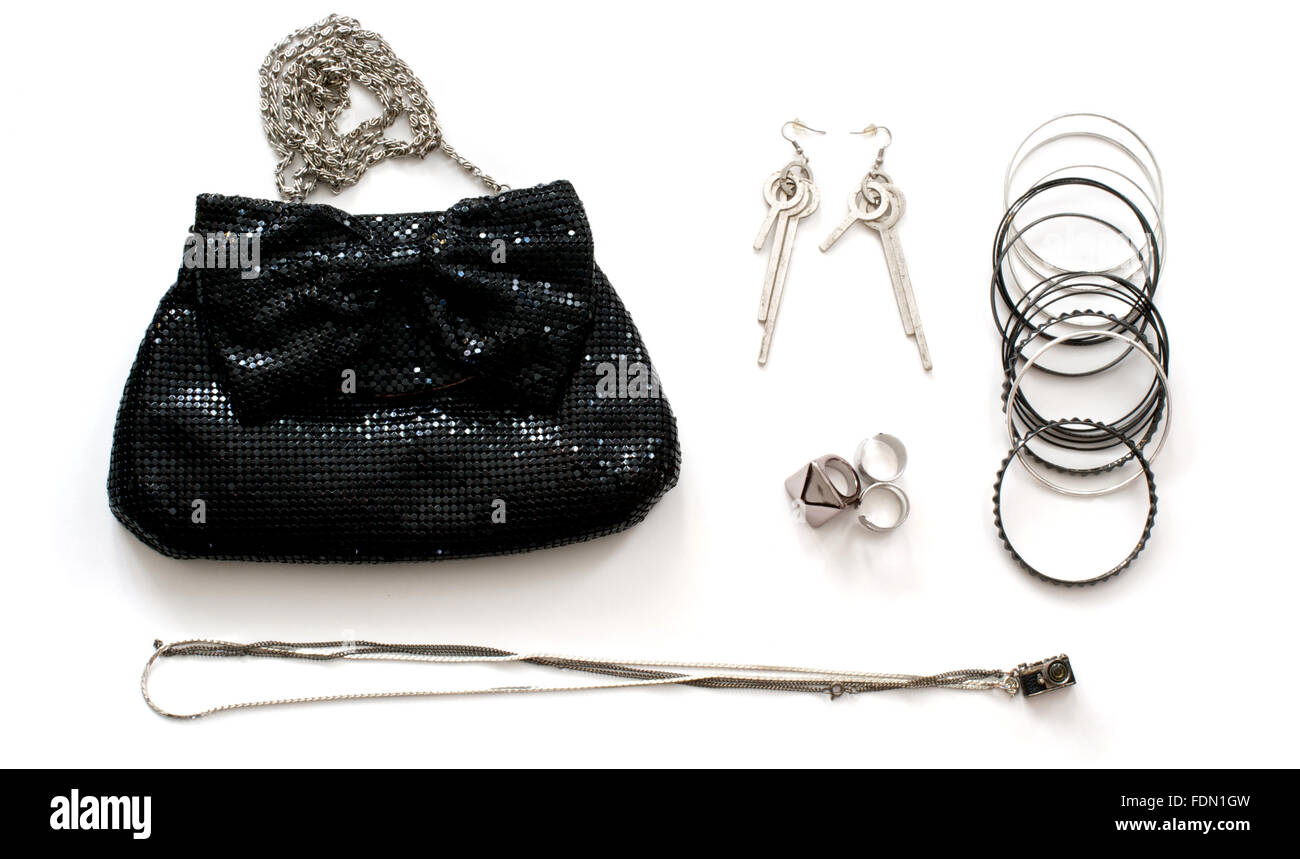 Isolato nero borsa della frizione con accessori in stile rock su bianco Foto Stock