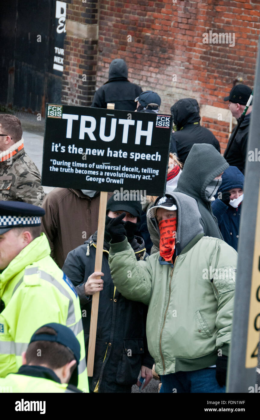L'ala destra di gruppi che prendono parte a un Anti-Immigration anti-rifugiati Rally organizzato dal Fronte Nazionale Dover Kent Jan 30 2016 Foto Stock