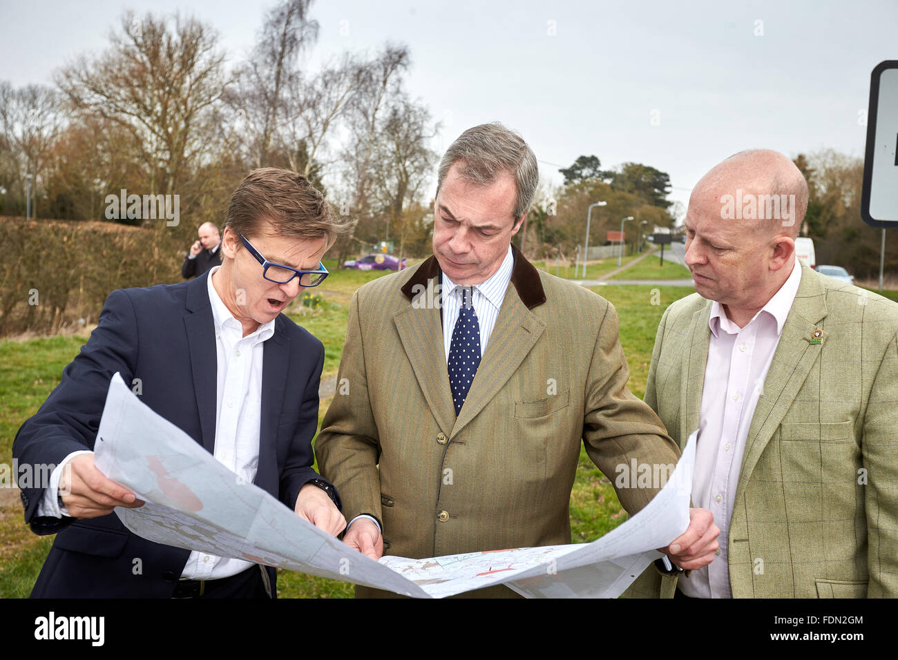 Partito UKIP leader Nigel Farage (C) nella foto dove HS2 dovrà attraversare una strada principale di Stoke Mandeville con Chris Adams (R) e Phil Yerby (L) Foto Stock