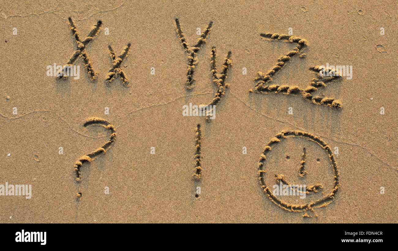 Lettere dell'alfabeto scritta sulla spiaggia sabbiosa (da X a Z) Foto Stock