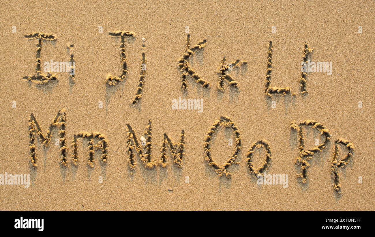 Lettere dell'alfabeto scritta sulla spiaggia sabbiosa (da I a P) Foto Stock
