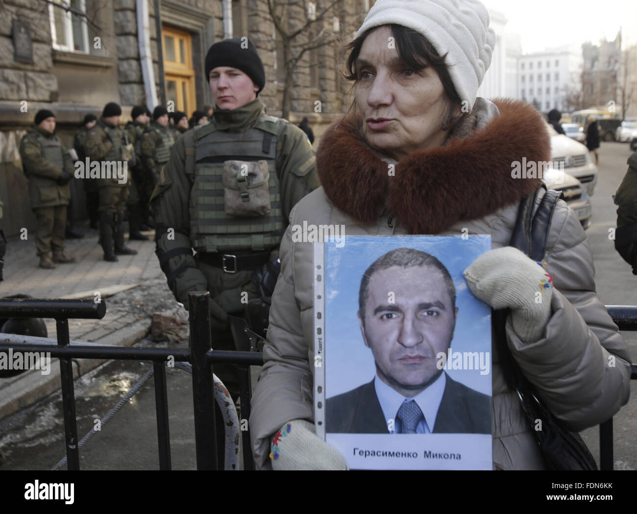 Kiev, Ucraina. 4° dic, 2015. La donna trattiene il figlio il ritratto durante la riunione datata di tragici eventi vicino oriente città ucraina di Ilovaysk davanti al Presidente la somministrazione a Kiev in Ucraina il 1 febbraio 2016. © Anatolii Stepanov/ZUMA filo/Alamy Live News Foto Stock