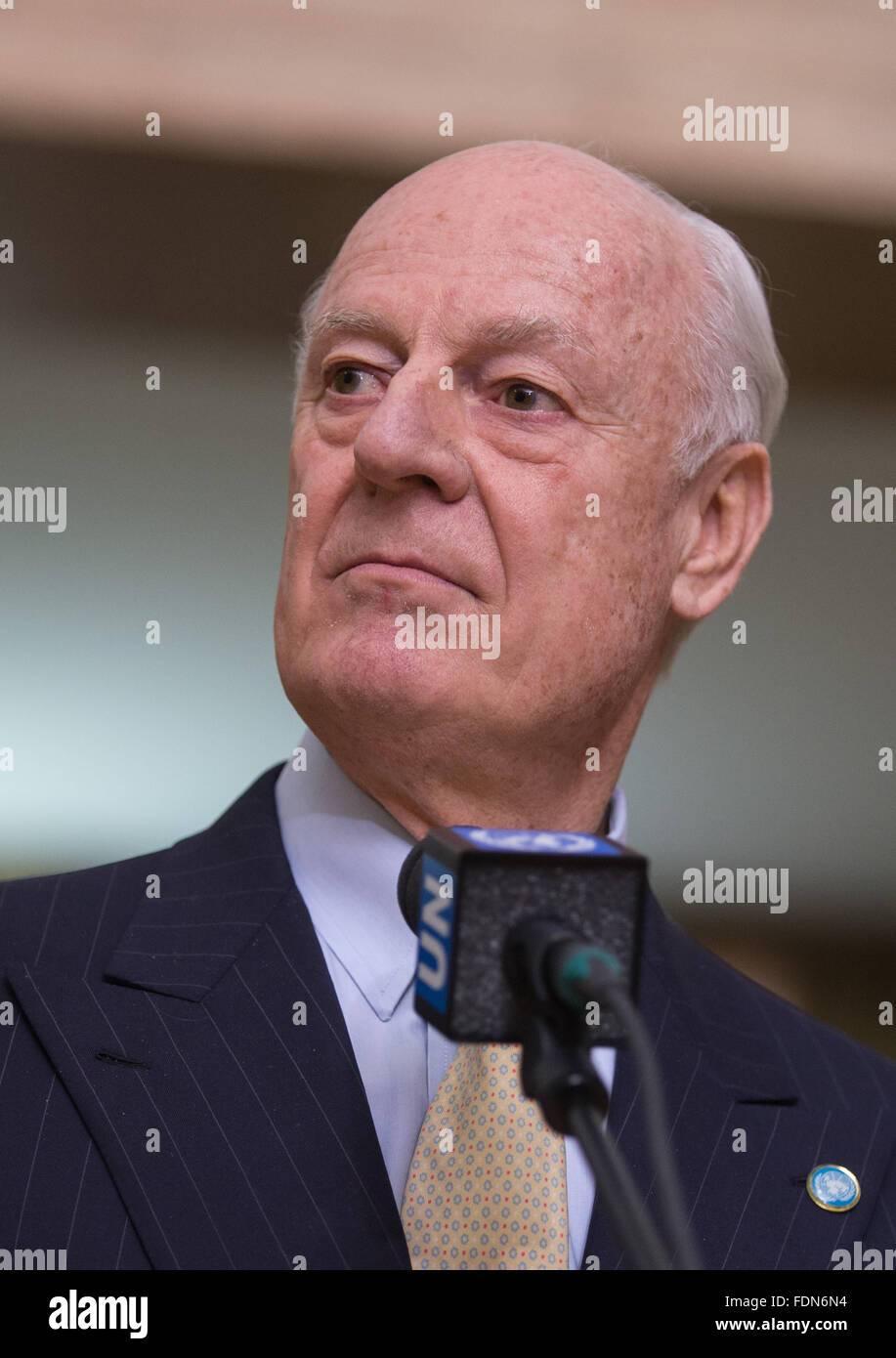 Ginevra, Svizzera. Il 1 febbraio, 2016. L inviato speciale dell ONU per la Siria Staffan de Mister parla ai media presso il Palais des Nations a Ginevra, Svizzera, 1 febbraio 2016. L inviato speciale dell ONU per la Siria Staffan de Mistura di lunedì ha annunciato qui il 'ufficiale' inizio del Ginevra colloqui Intra-Syrian formalmente dopo la riunione con la delegazione di opposizione per la prima volta. Credito: Xinhua/Alamy Live News Foto Stock