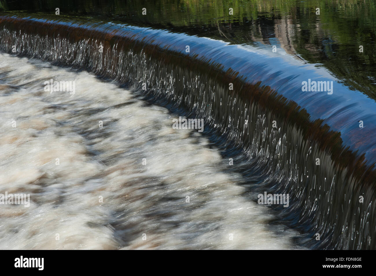 Weir sul fiume Wenning a Hornby in Lancashire Foto Stock