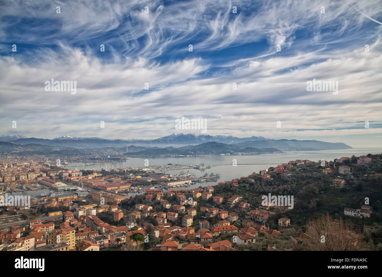 Panorama di La Spezia e Alpi Apuane Foto Stock