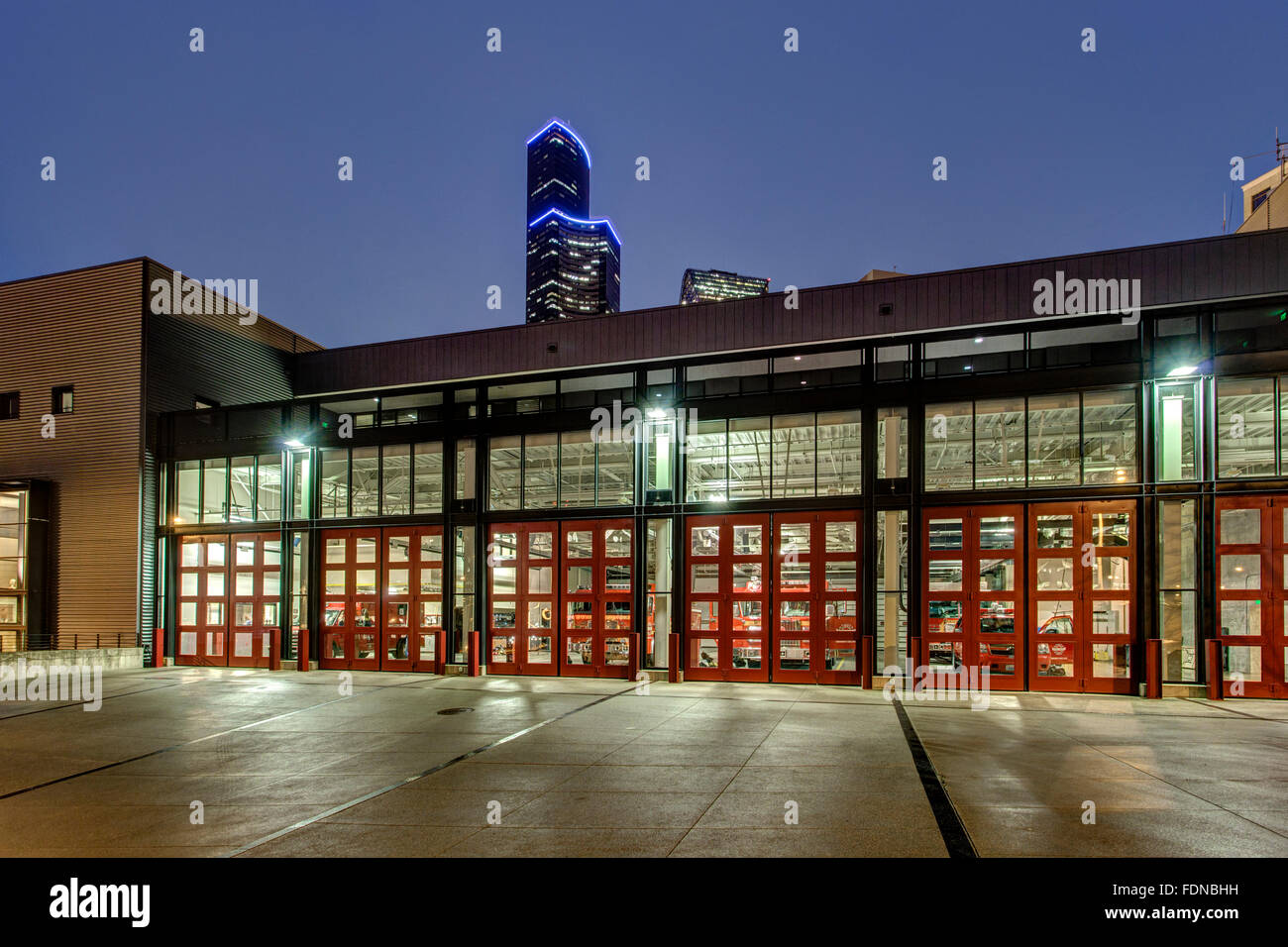 Stazione dei vigili del fuoco in Seattle Washington Stati Uniti d'America. Fotografata al crepuscolo. Foto Stock