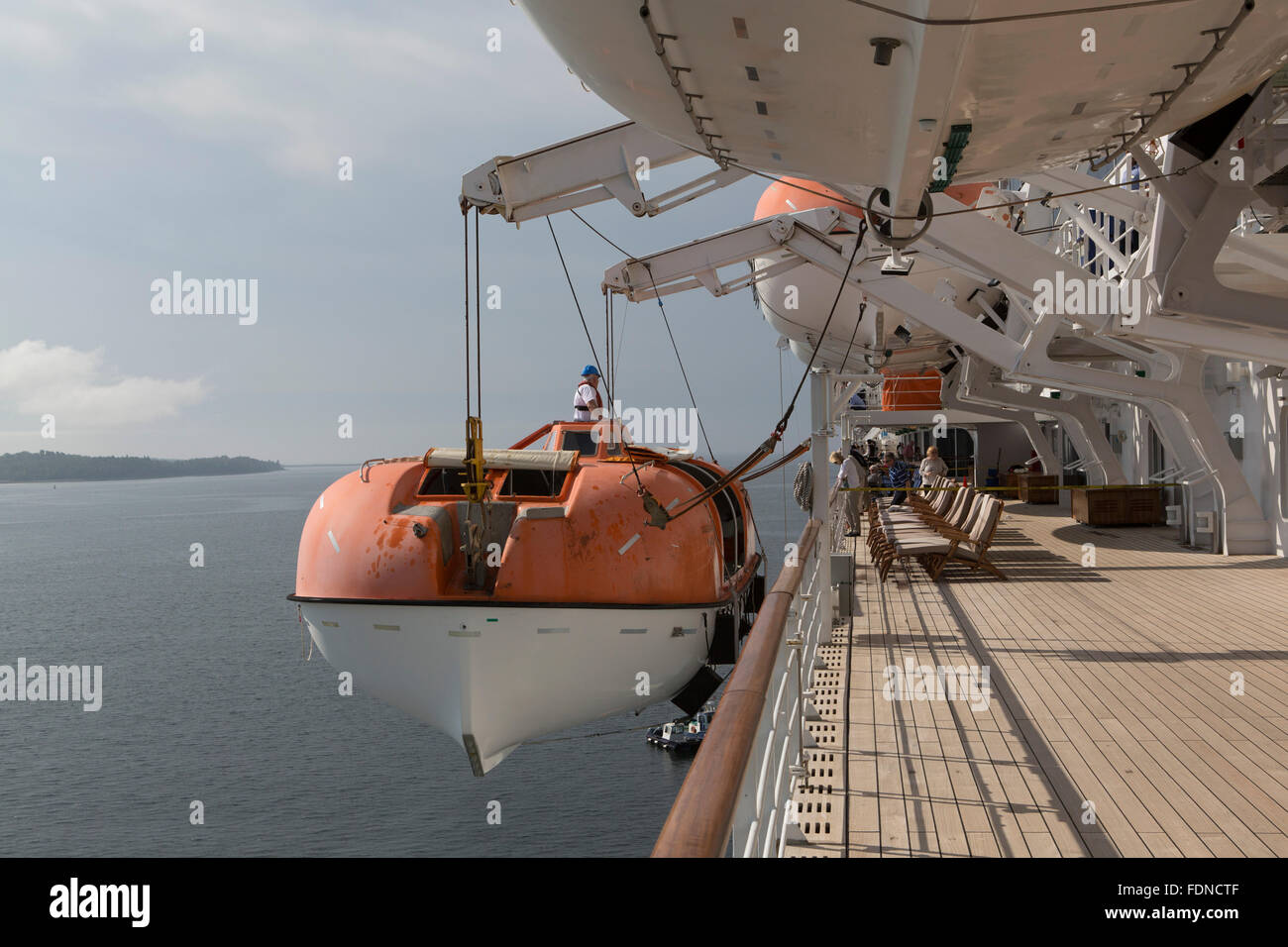 Una barca di vita a bordo della Queen Mary 2 nave da crociera in Halifax, Canada. La nave da crociera appartiene alla Cunard Line. Foto Stock