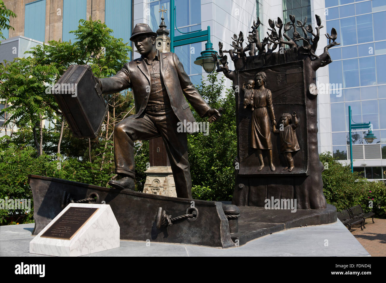 La statua "l'emigrante' da Armando Barbon ad Halifax, Canada. Foto Stock