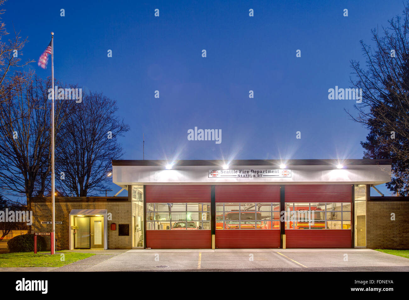 Stazione dei vigili del fuoco in Seattle Washington Stati Uniti d'America. Fotografata al crepuscolo. Foto Stock