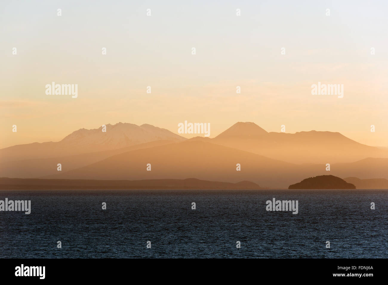 Tramonto sul lago Taupo, Isola del nord, Nuova Zelanda Foto Stock