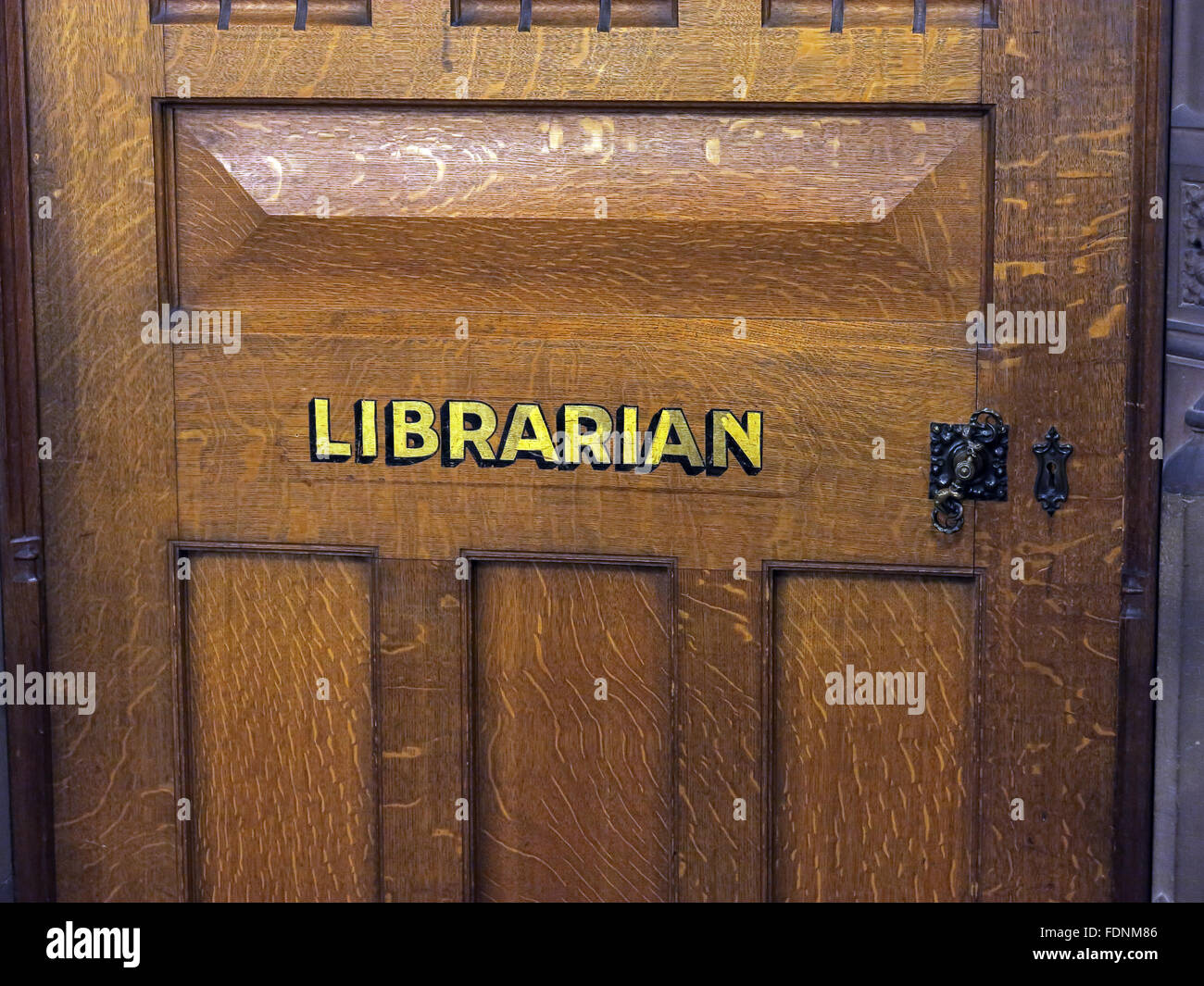 John Rylands Library interno,Deansgate, Manchester, Inghilterra,UK - Close up dei bibliotecari porta Foto Stock